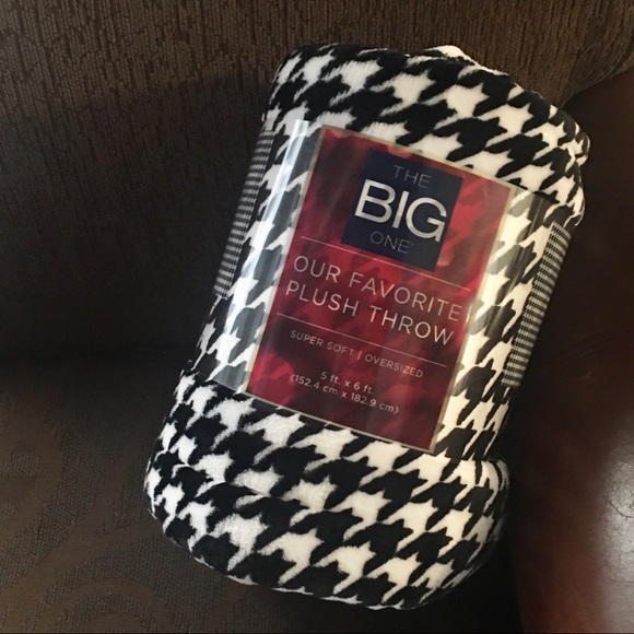 KOHL’S Other - The Big One Supersoft Plush Throw